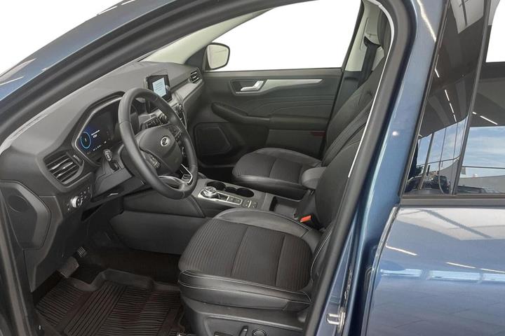 Blå Ford Kuga fra 2021