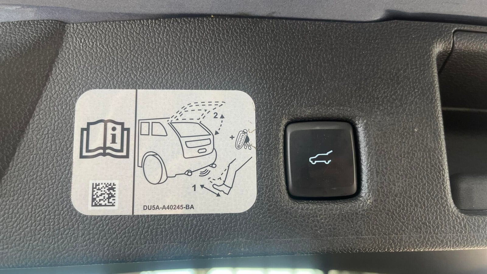 Blå Ford Kuga fra 2021