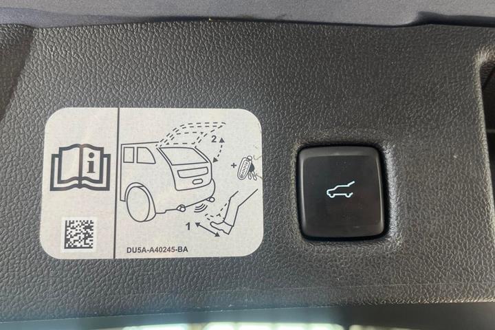 Blå Ford Kuga fra 2021