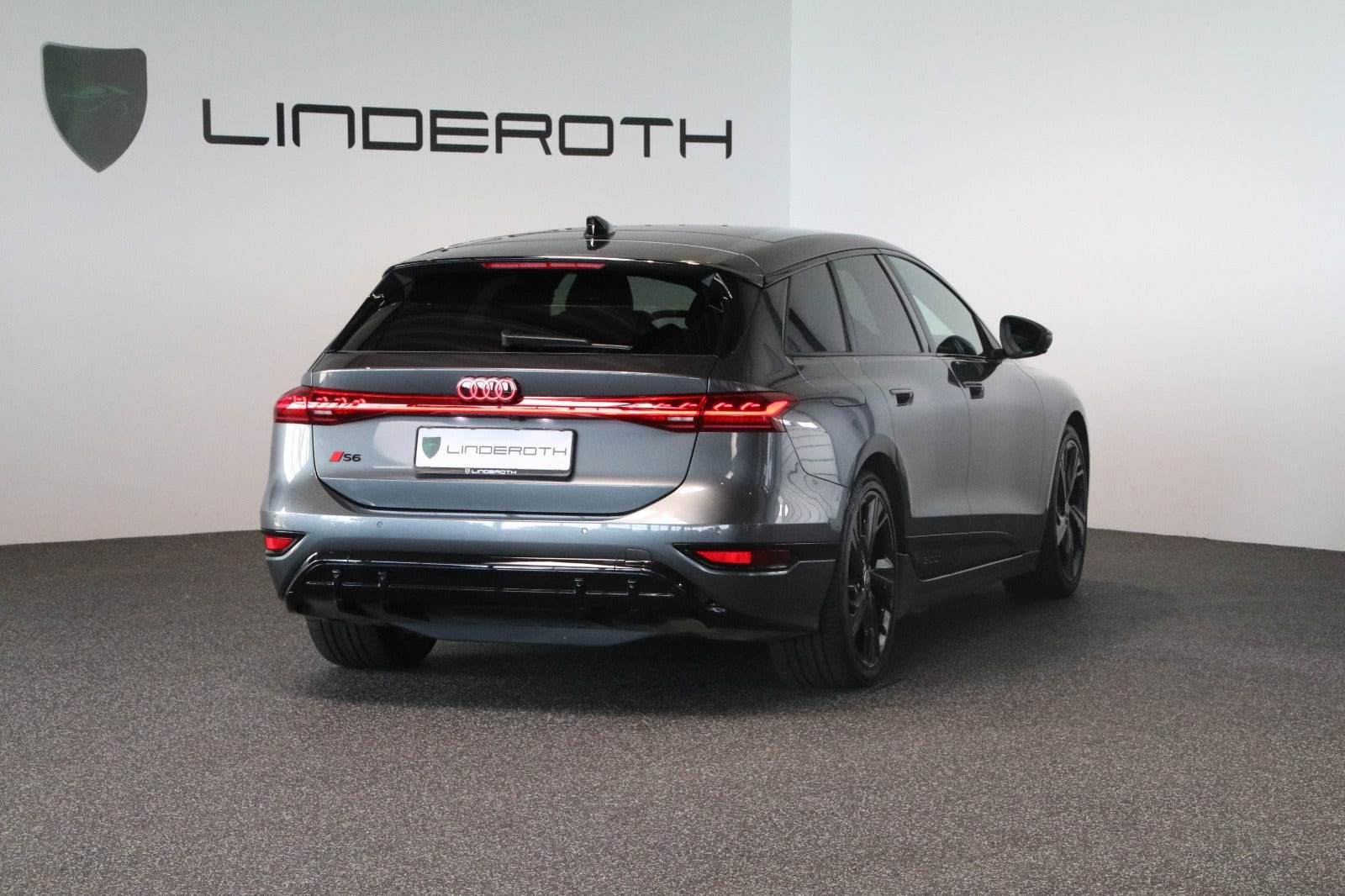 Grå Audi S6 e-tron fra 2025