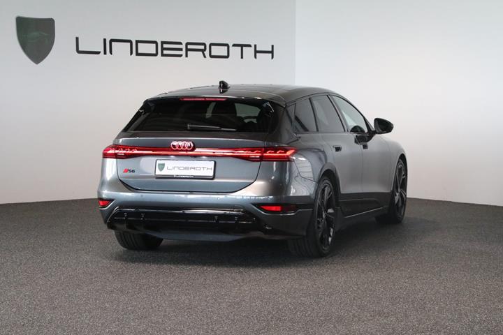 Grå Audi S6 e-tron fra 2025