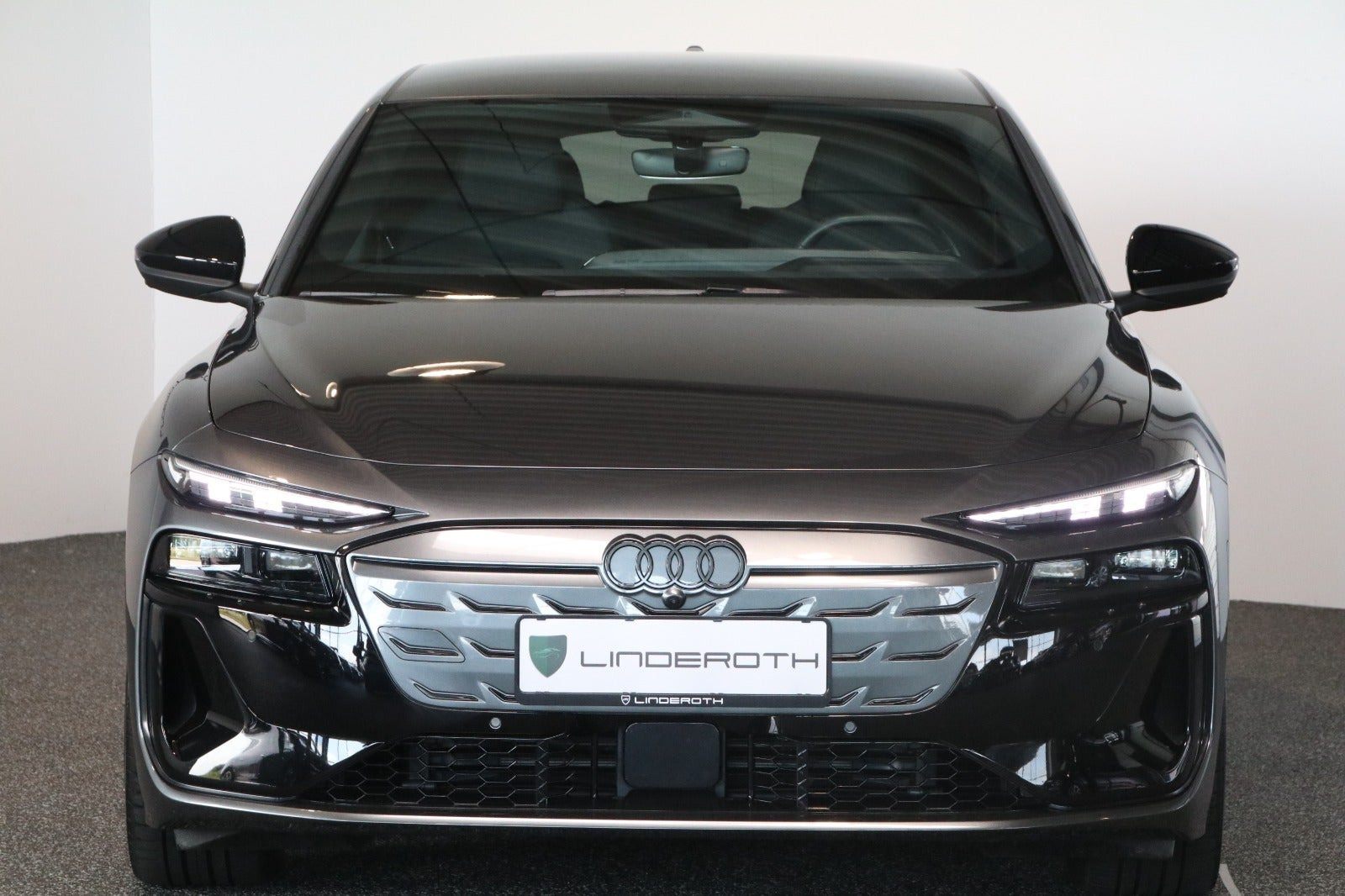 Grå Audi S6 e-tron fra 2025