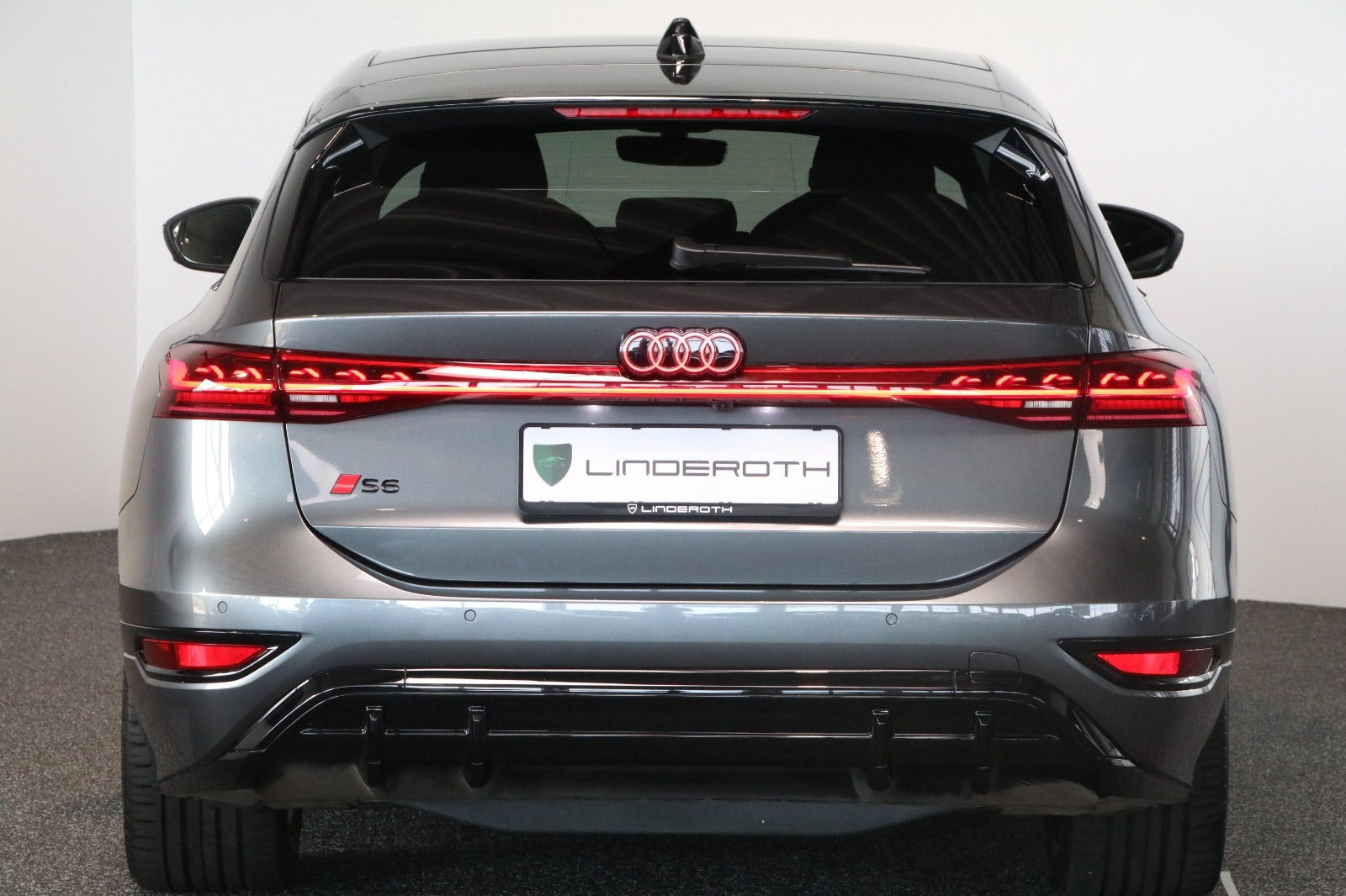 Grå Audi S6 e-tron fra 2025