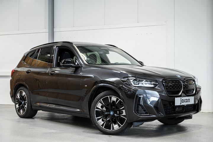 Grå BMW iX3 fra 2023