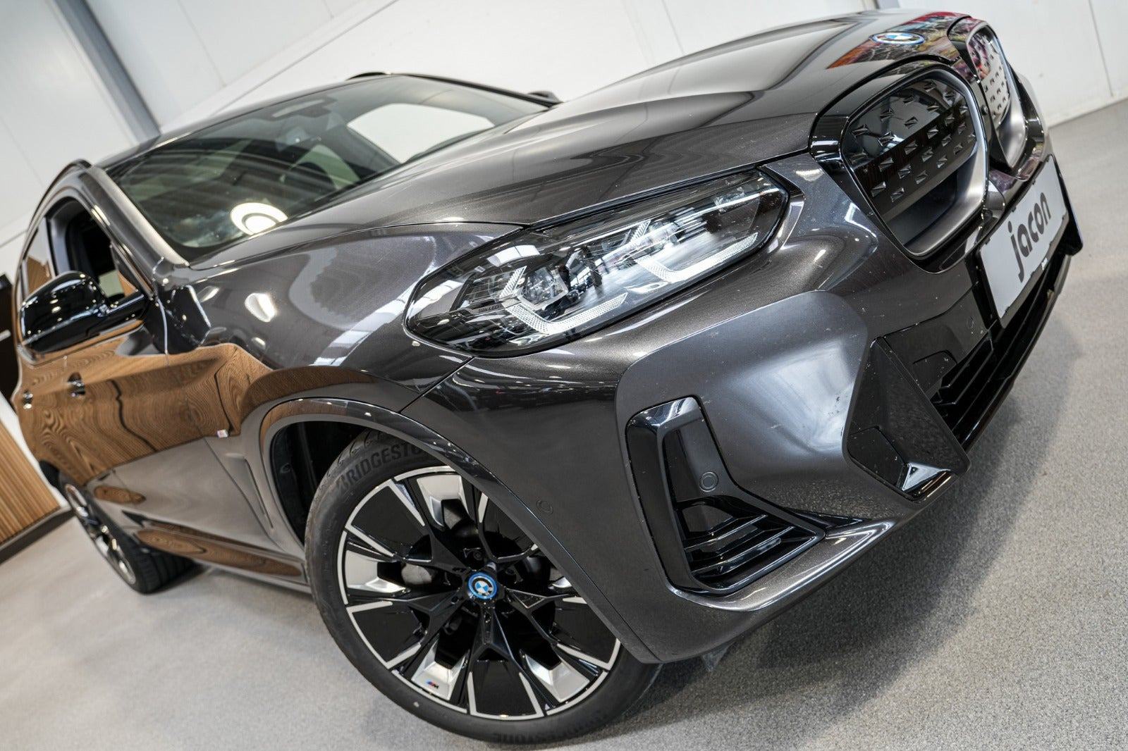 Grå BMW iX3 fra 2023