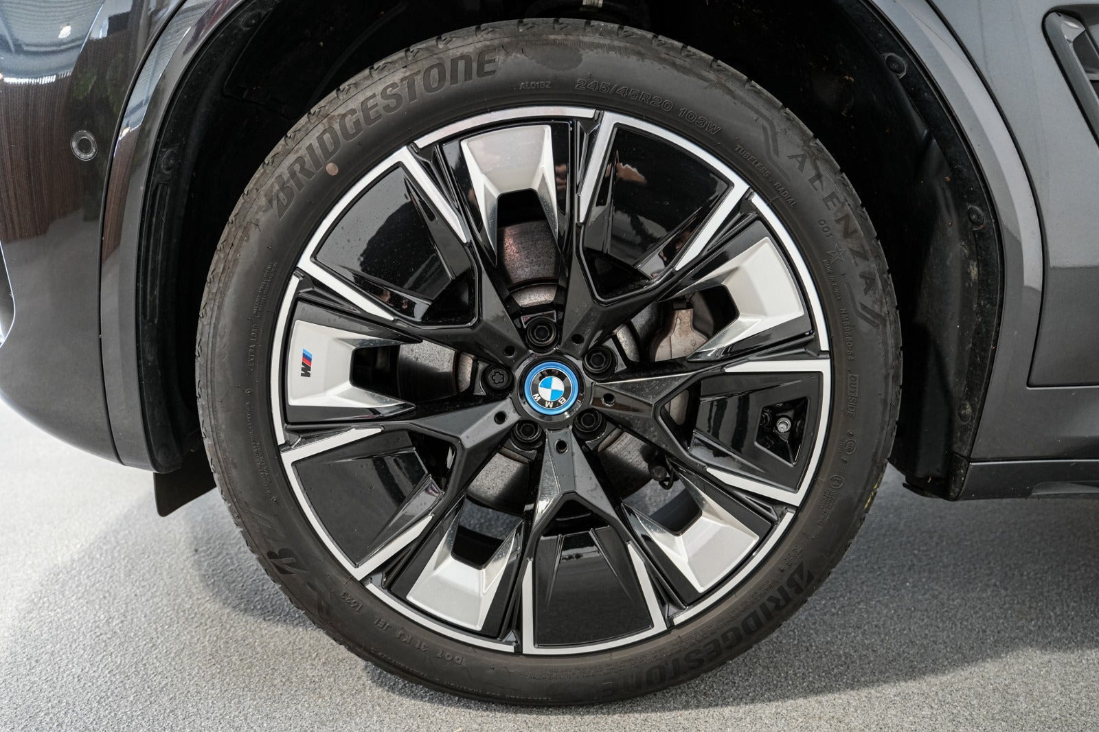 Grå BMW iX3 fra 2023