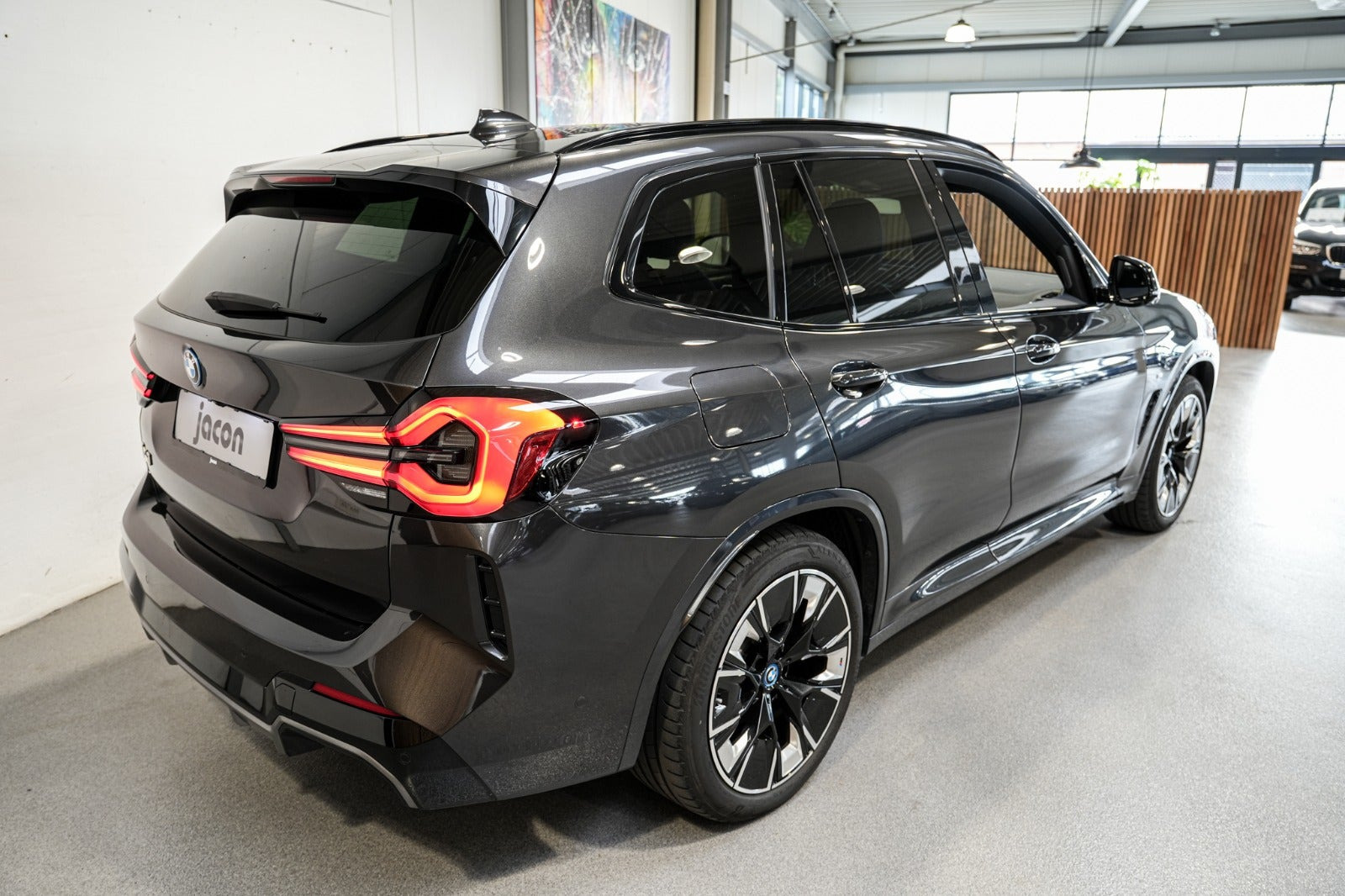 Grå BMW iX3 fra 2023