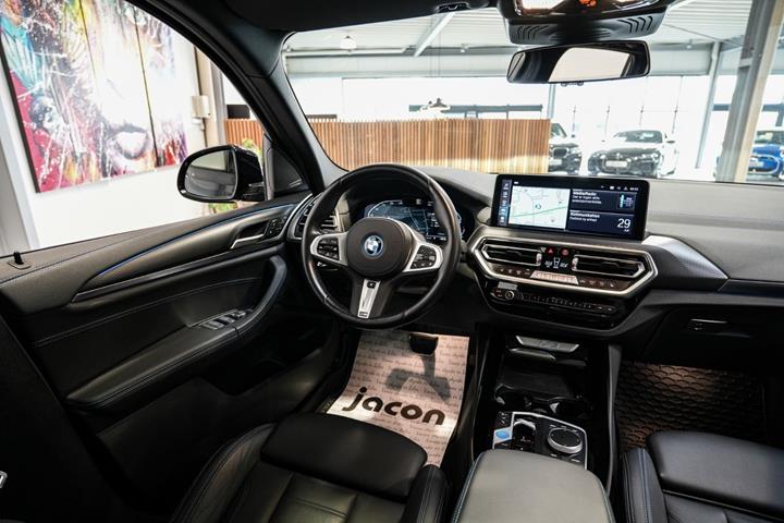 Grå BMW iX3 fra 2023