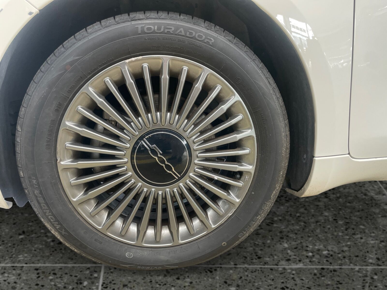 Hvid Fiat 500e fra 2022