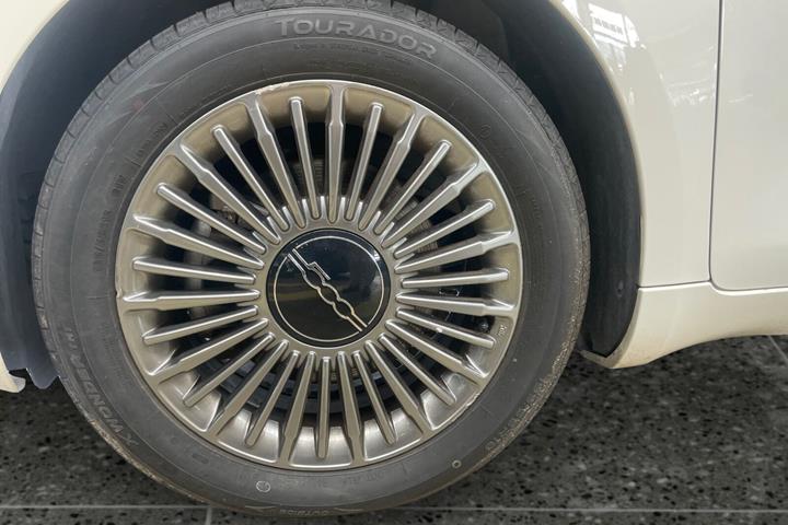 Hvid Fiat 500e fra 2022