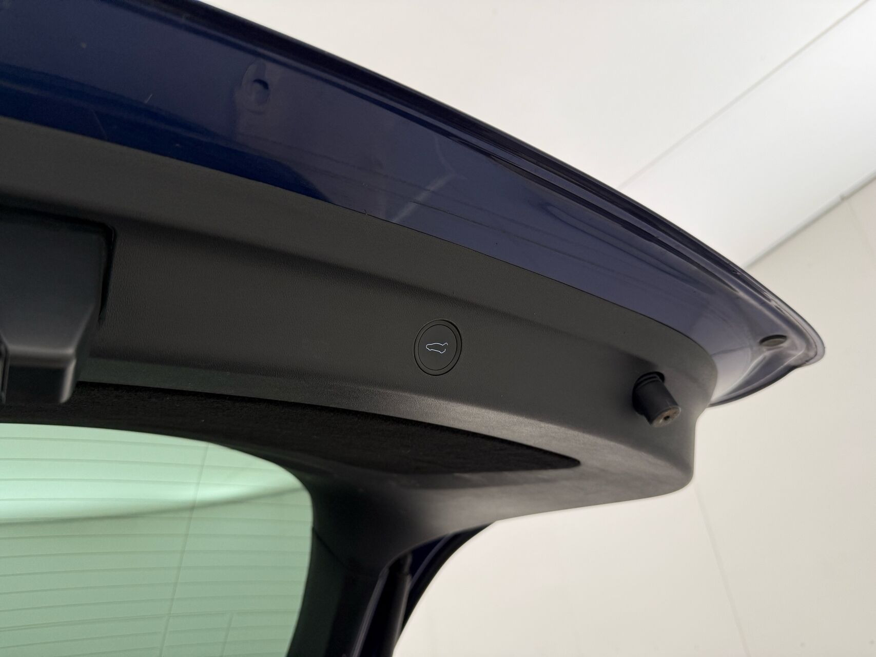 Blå Tesla Model Y fra 2023