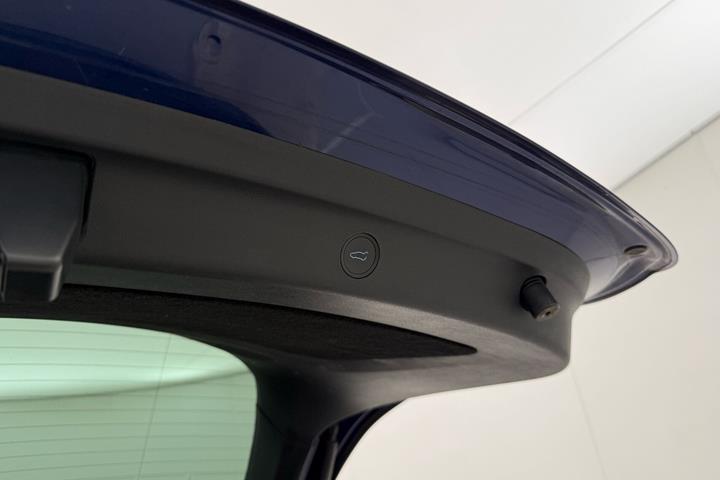 Blå Tesla Model Y fra 2023