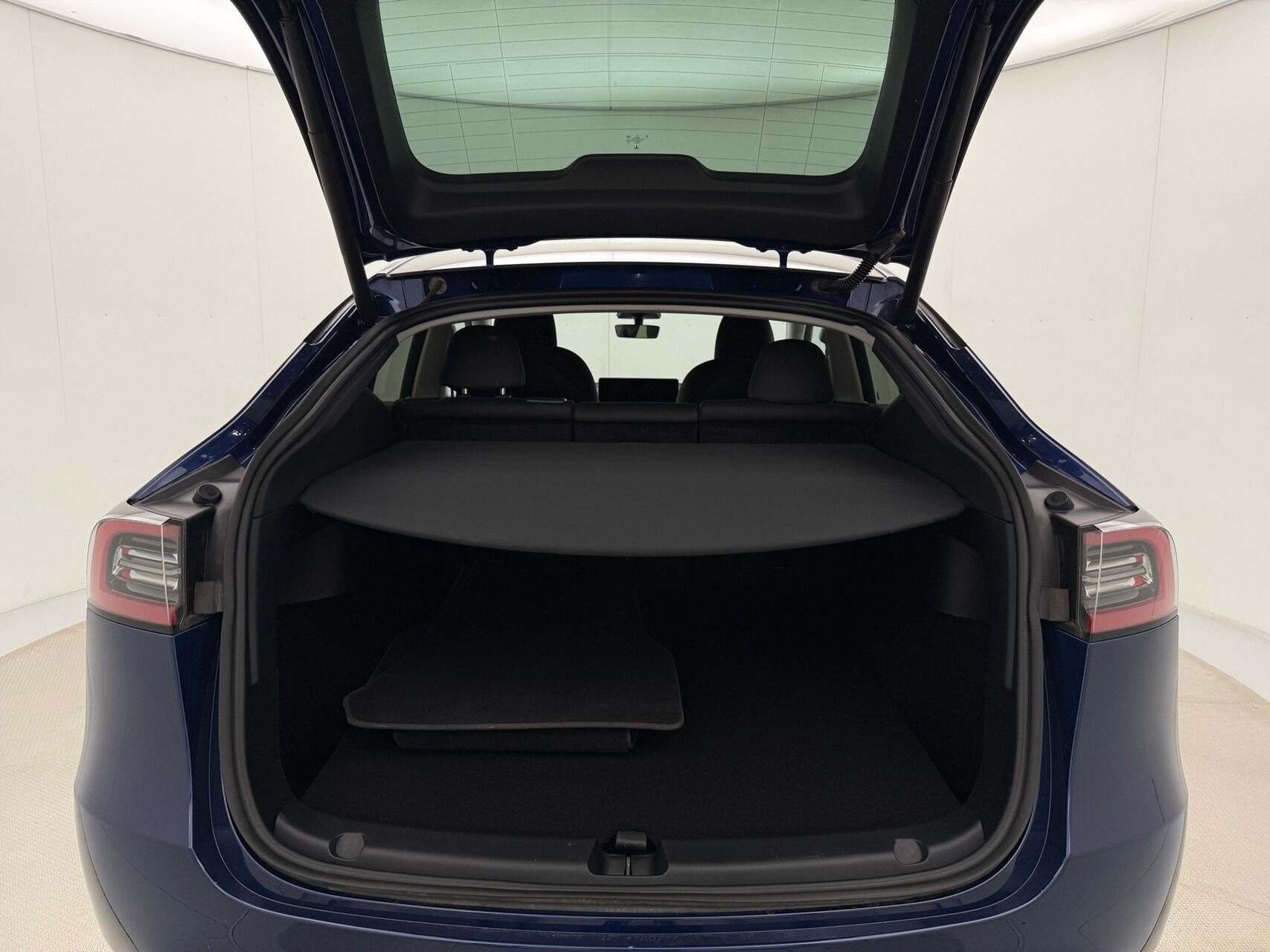 Blå Tesla Model Y fra 2023