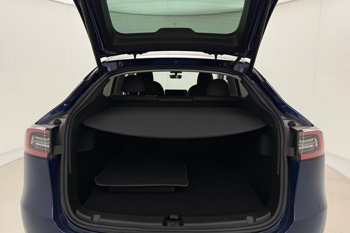 Blå Tesla Model Y fra 2023