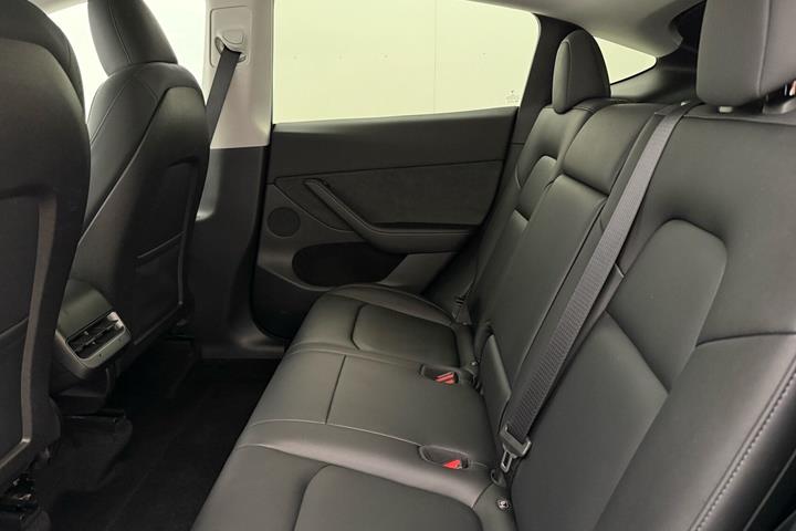 Blå Tesla Model Y fra 2023