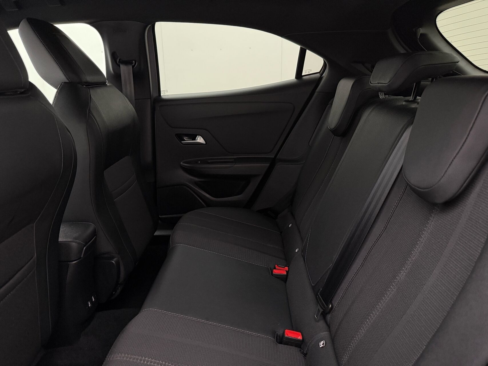 Sølv Opel Mokka-e fra 2025