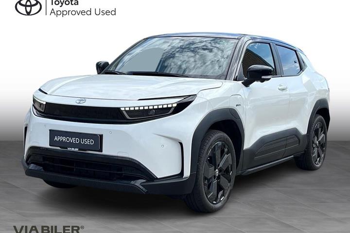 Hvid Toyota Urban Cruiser fra 2025 set udefra