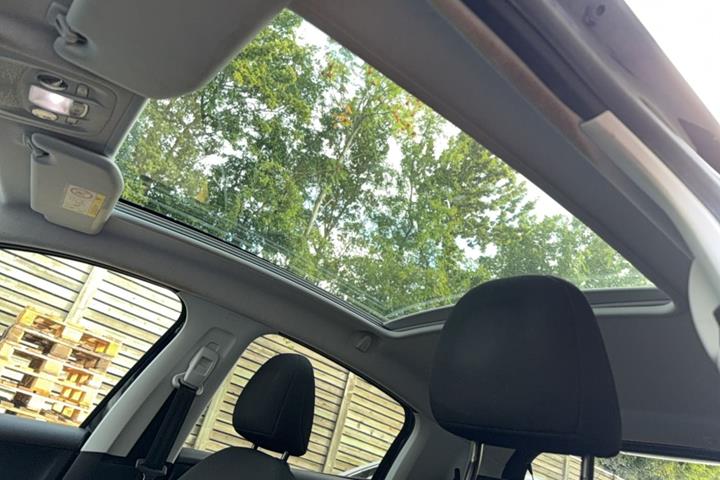 Sort Peugeot 208 fra 2016