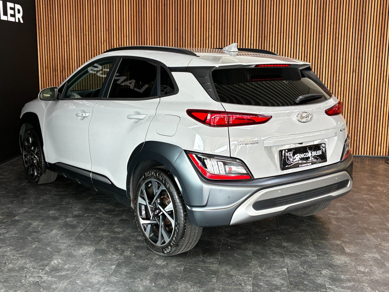 Grå Hyundai Kona fra 2022