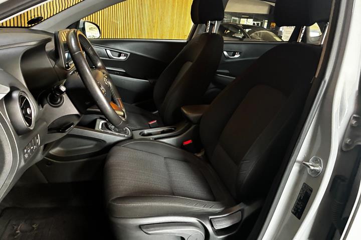 Grå Hyundai Kona fra 2022