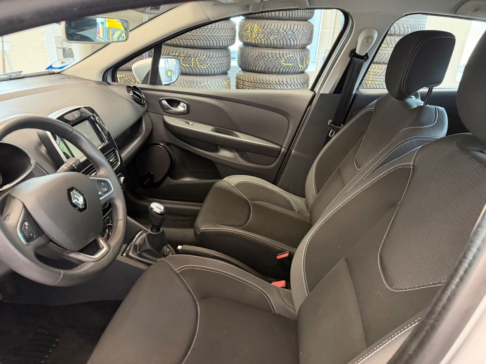 Sølv Renault Clio IV fra 2018