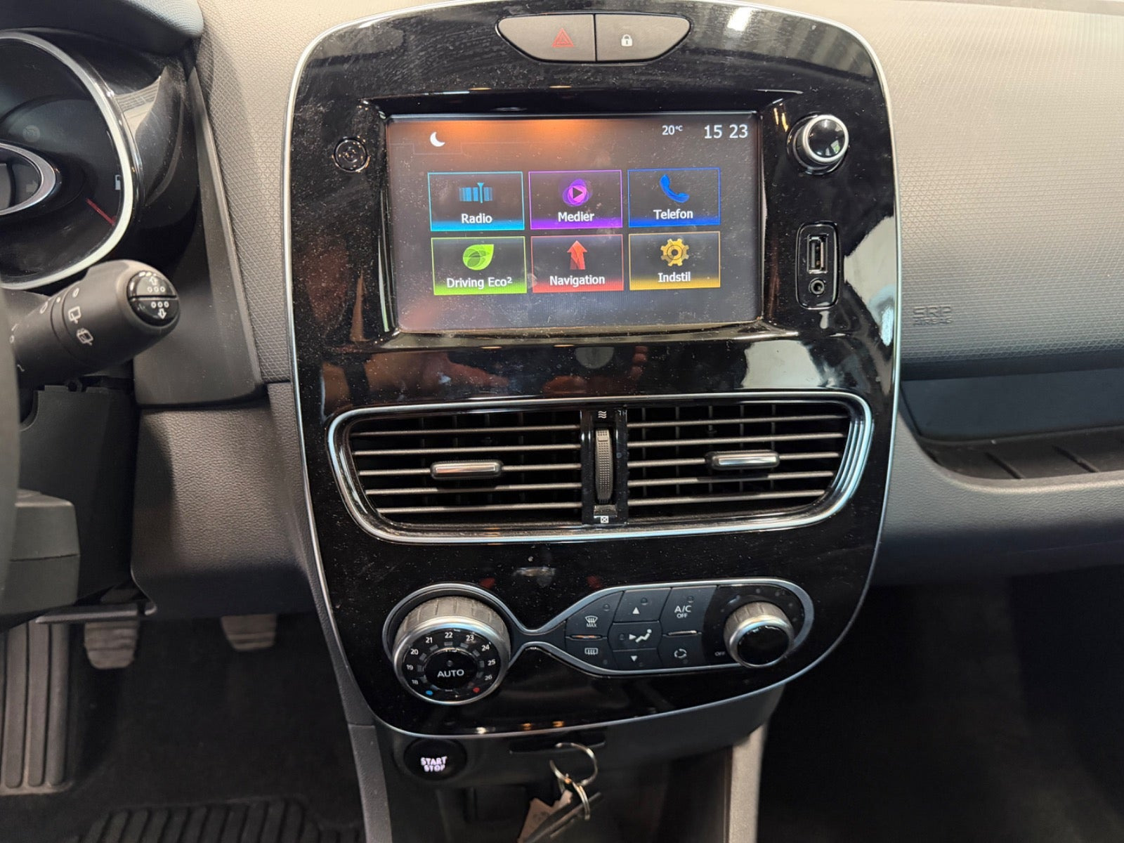 Sølv Renault Clio IV fra 2018