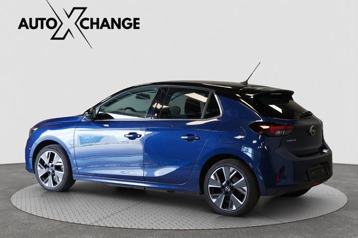 Blå Opel Corsa-e fra 2021