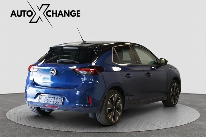 Blå Opel Corsa-e fra 2021