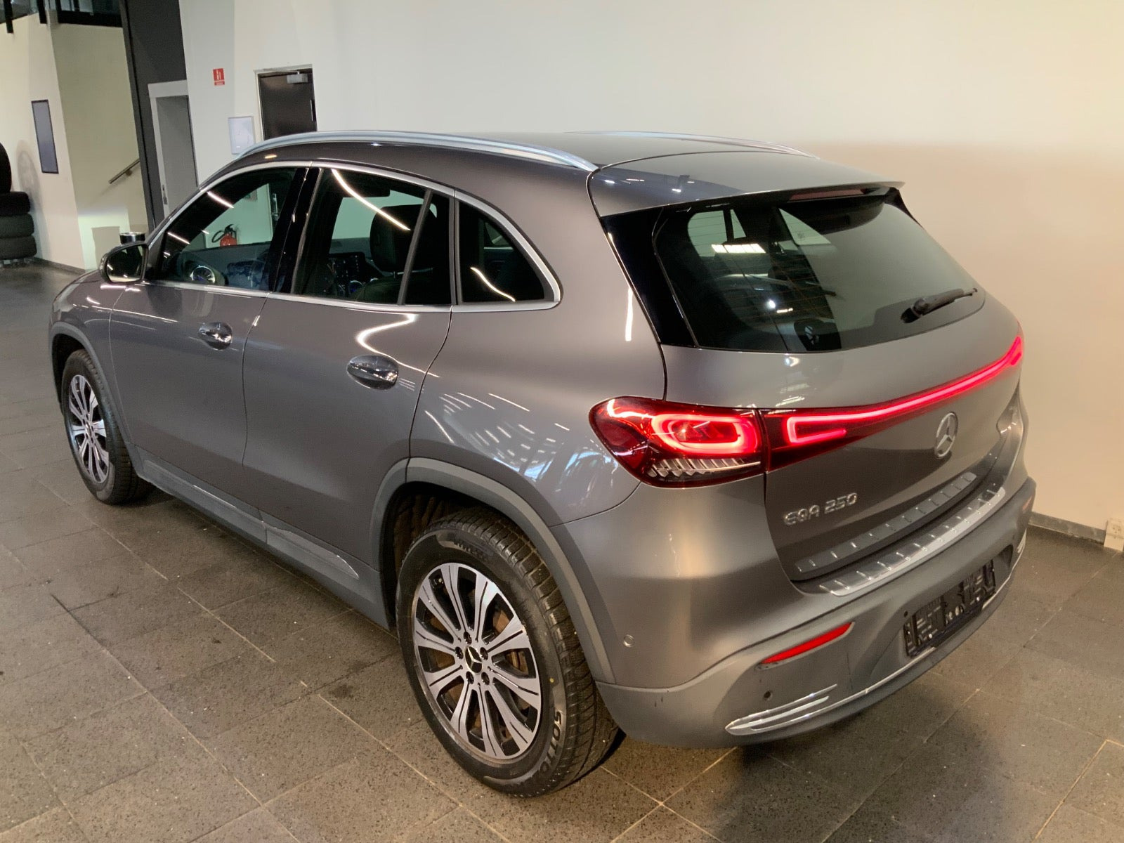 Grå Mercedes EQA250 fra 2022