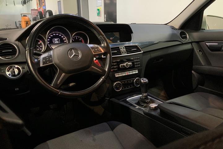 Hvid Mercedes C220 fra 2012