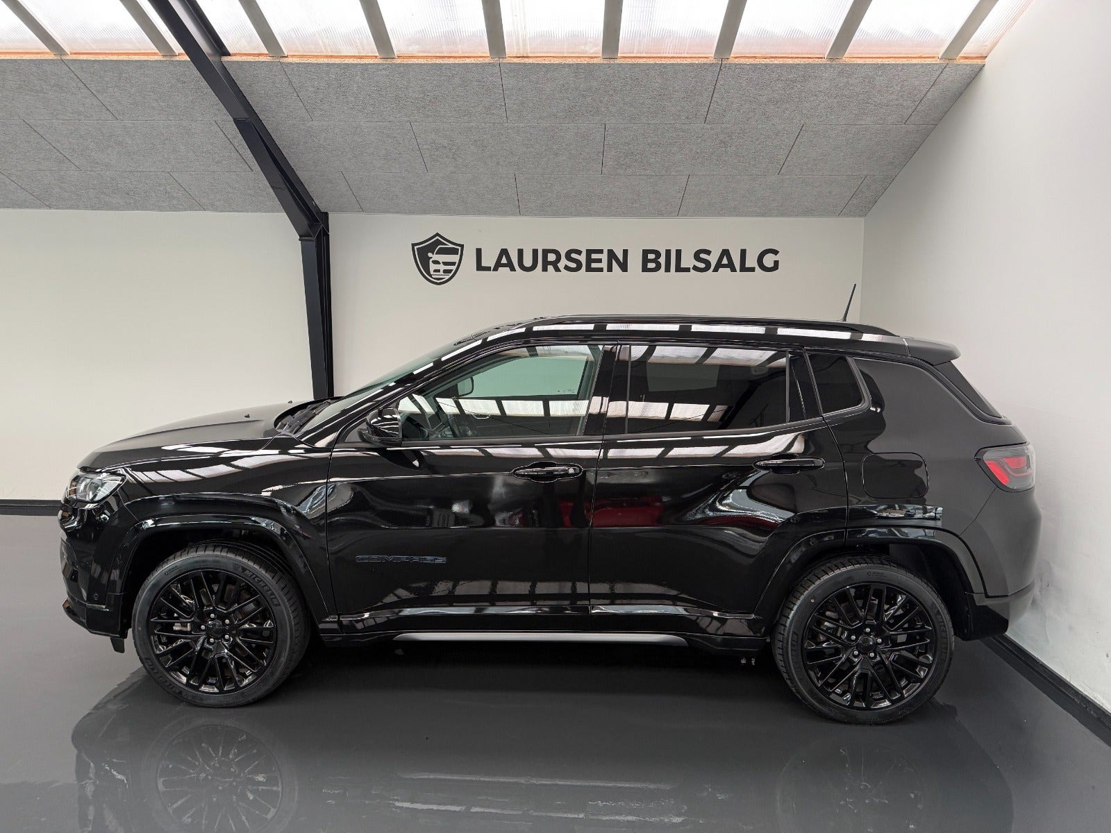 Sort Jeep Compass fra 2023