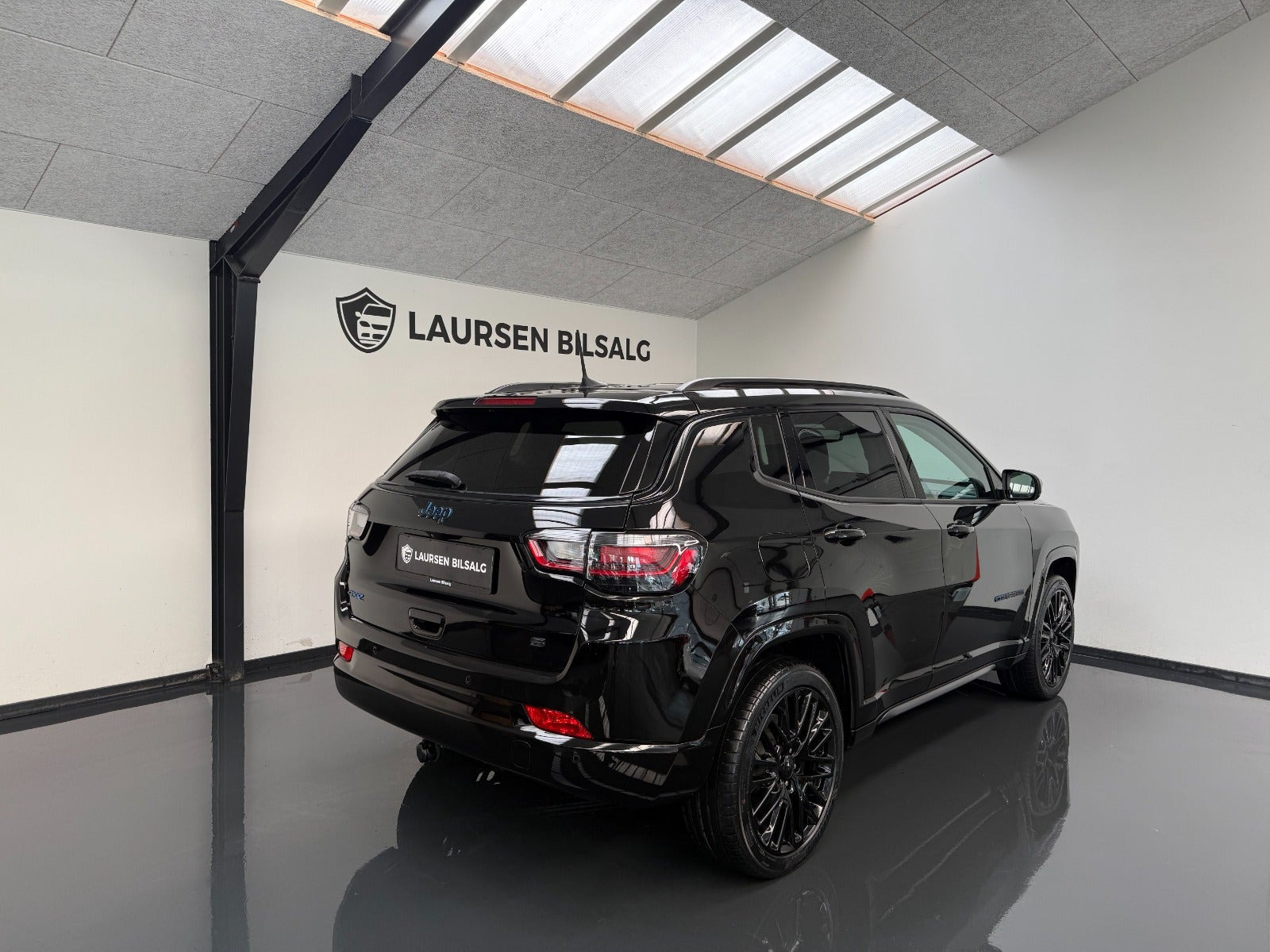 Sort Jeep Compass fra 2023