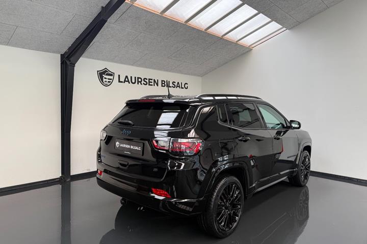 Sort Jeep Compass fra 2023