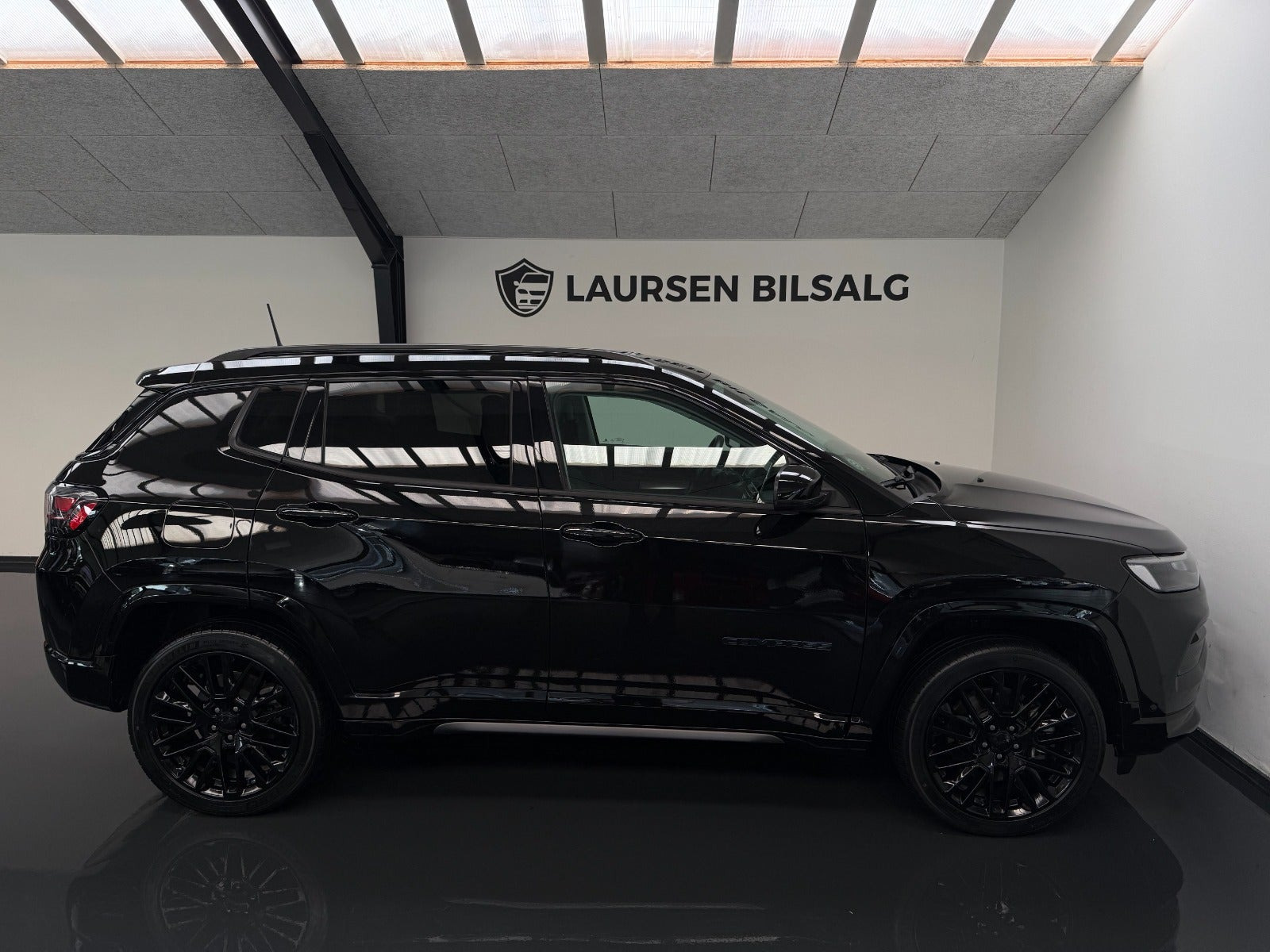 Sort Jeep Compass fra 2023