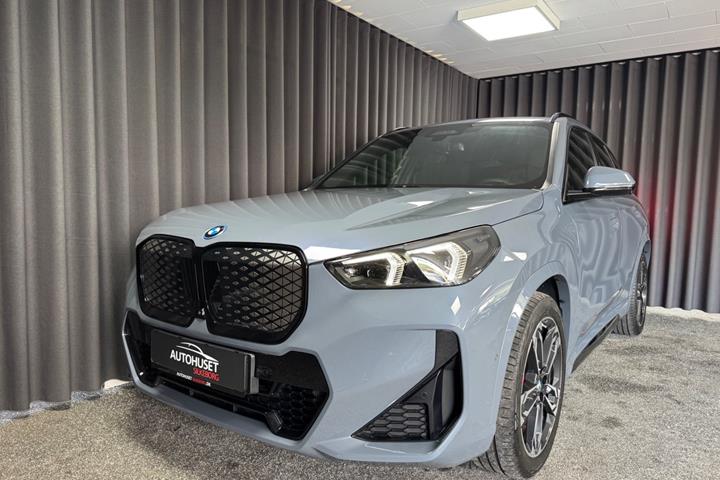 Grå BMW iX1 fra 2025