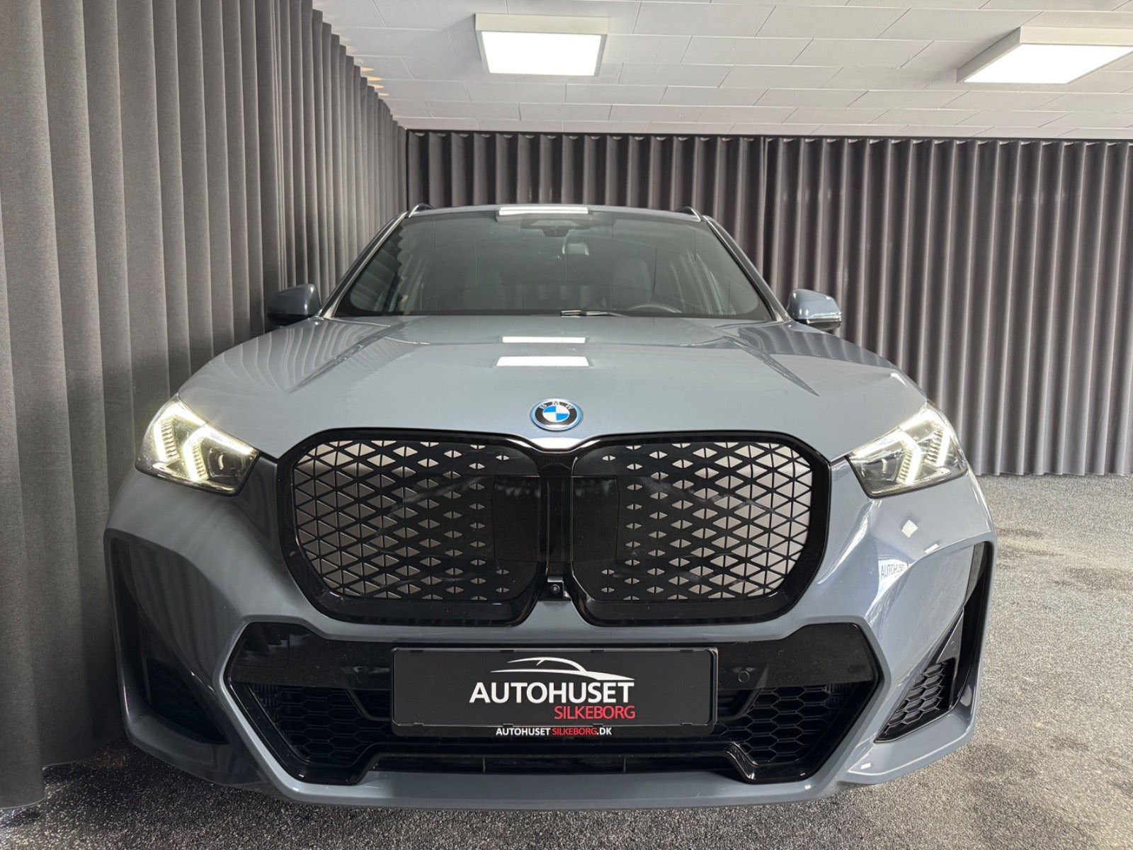 Grå BMW iX1 fra 2025