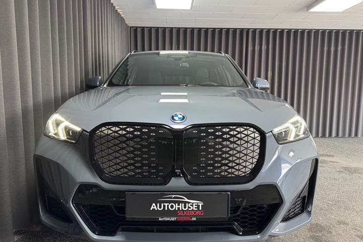 Grå BMW iX1 fra 2025