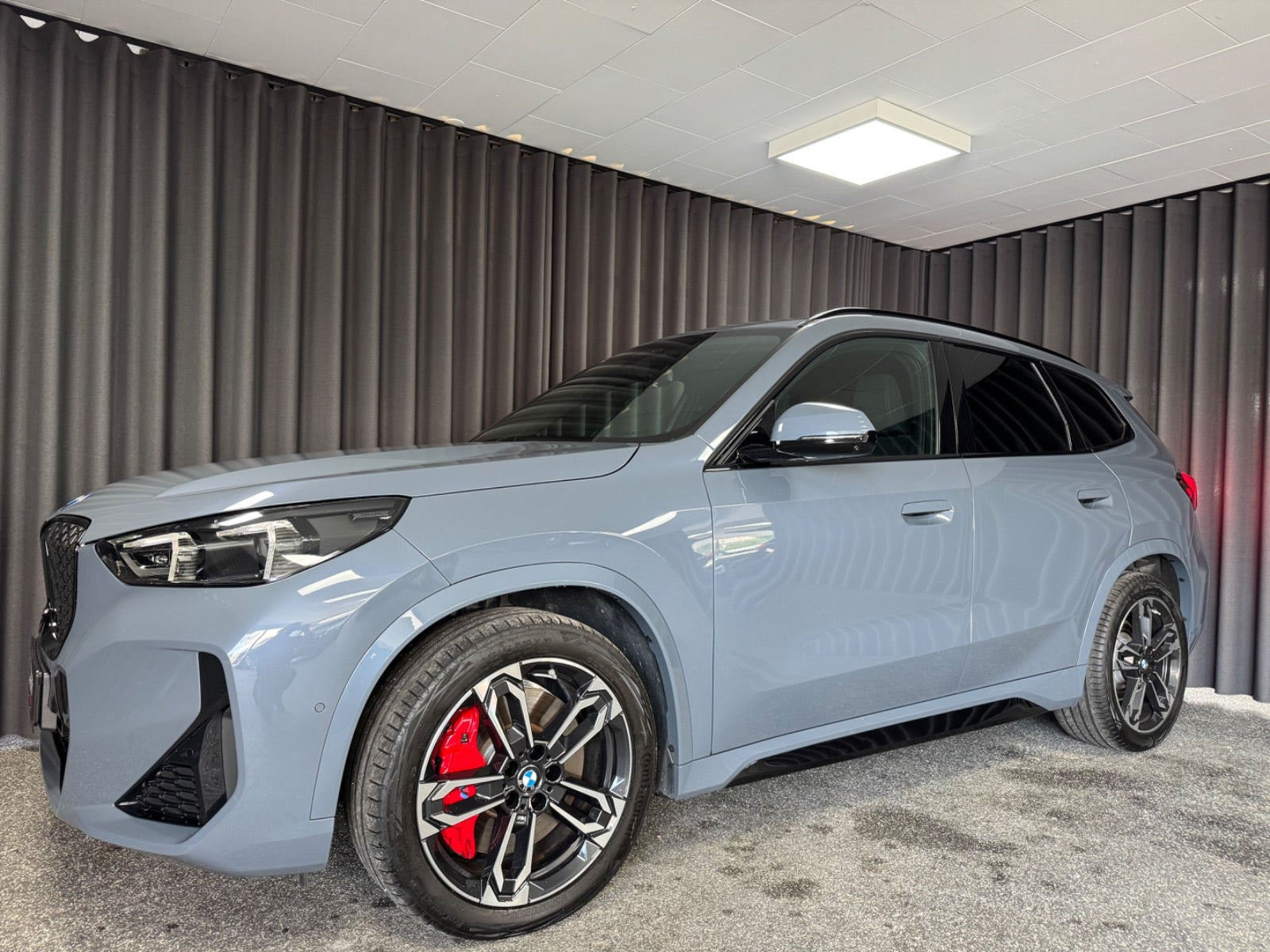 Grå BMW iX1 fra 2025