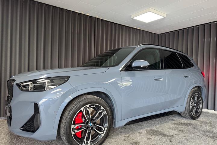 Grå BMW iX1 fra 2025