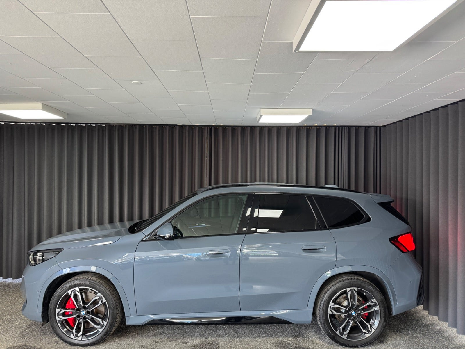 Grå BMW iX1 fra 2025