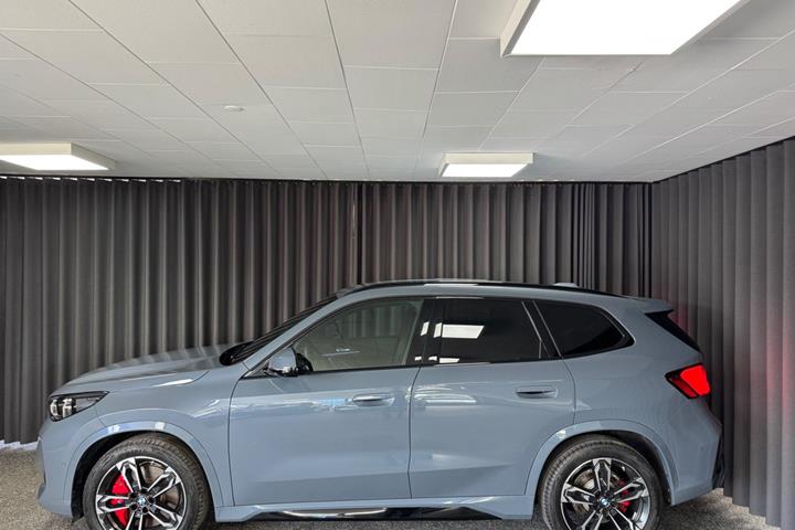 Grå BMW iX1 fra 2025