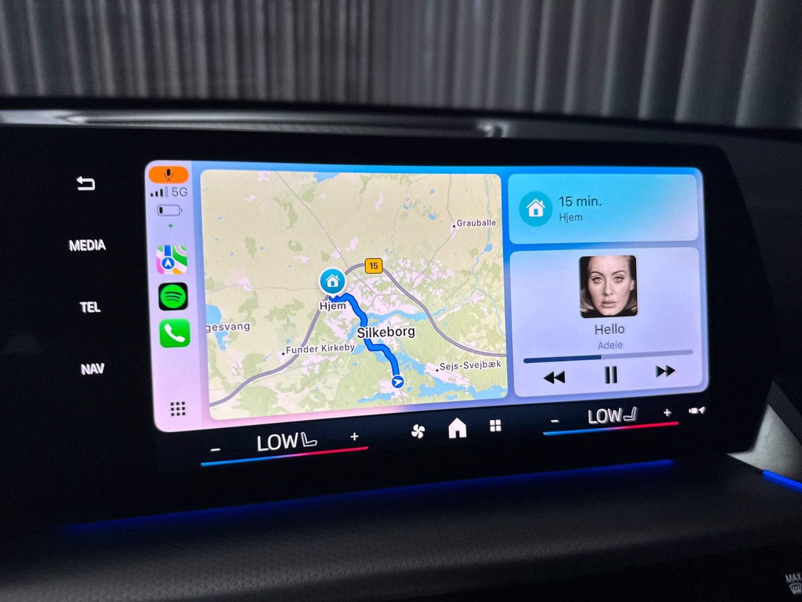 Grå BMW iX1 fra 2025