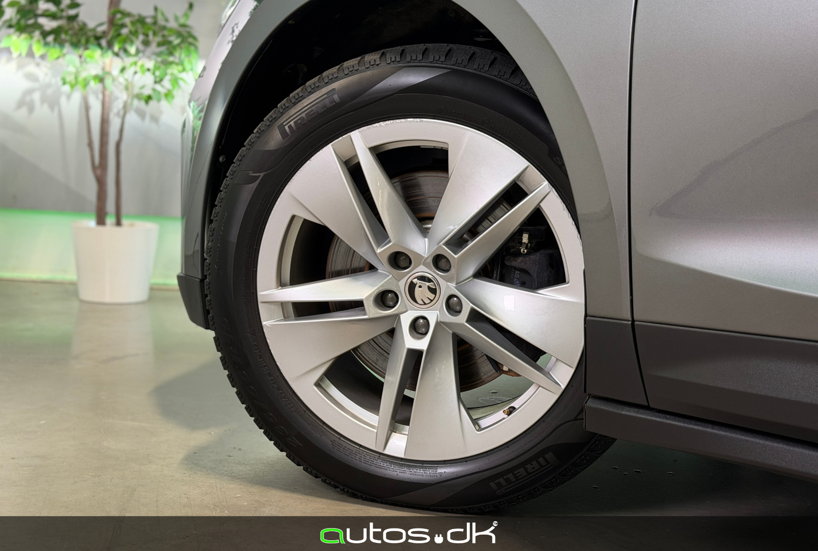 Grå Skoda Enyaq fra 2023