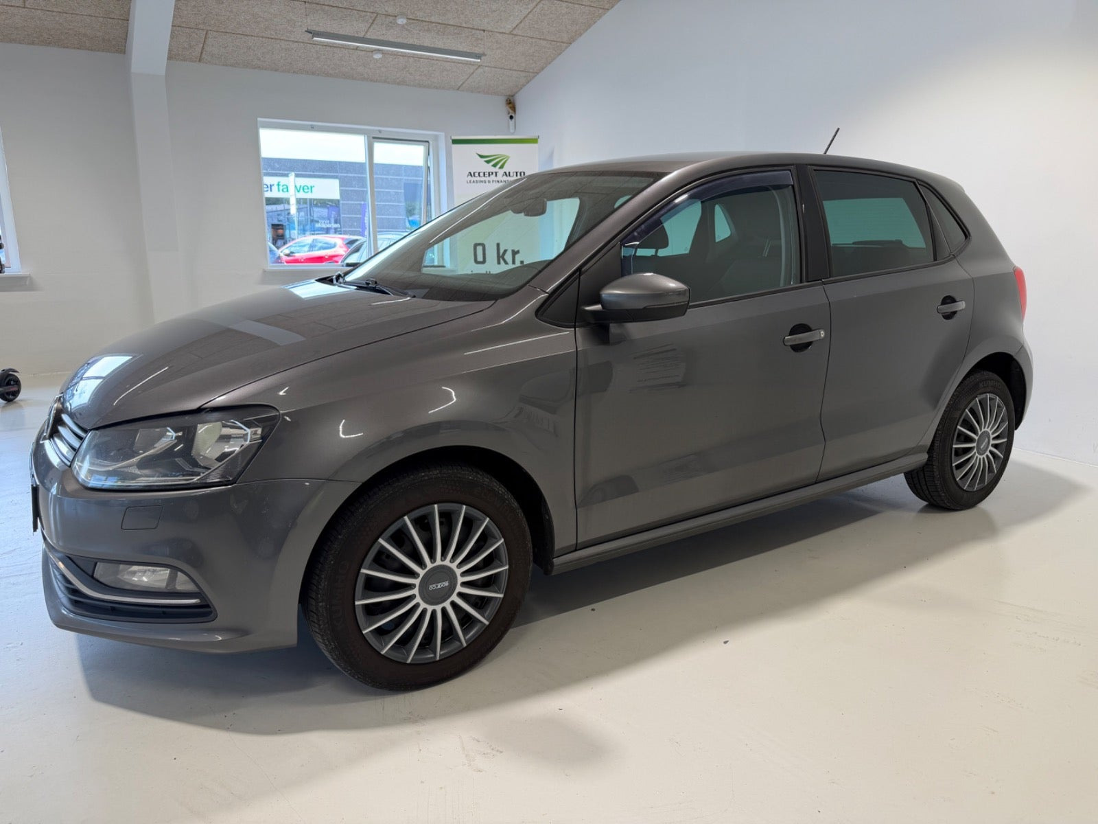 Grå VW Polo fra 2015
