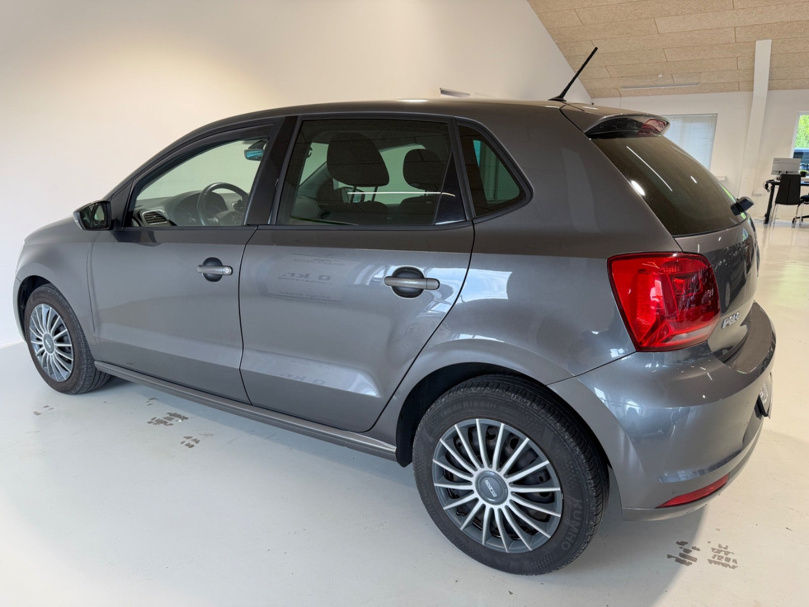 Grå VW Polo fra 2015