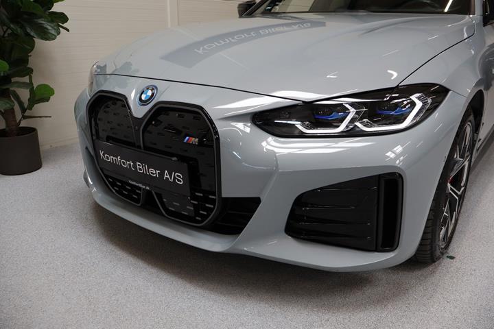 Grå BMW i4 fra 2023