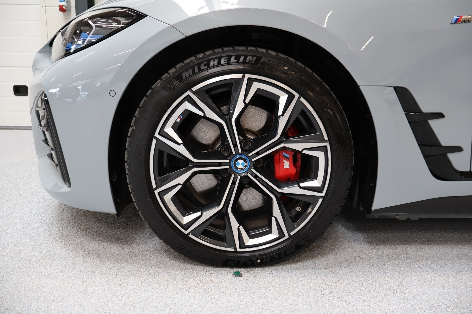 Grå BMW i4 fra 2023