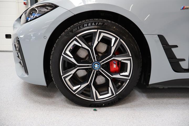 Grå BMW i4 fra 2023