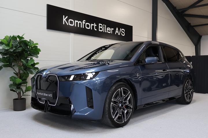 Blå BMW iX fra 2025