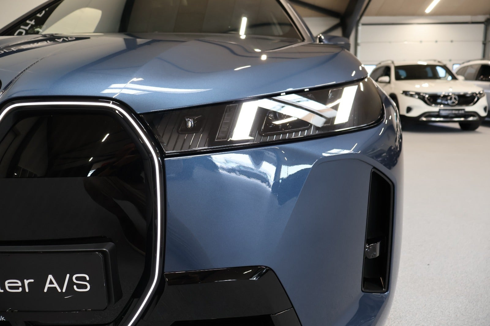 Blå BMW iX fra 2025